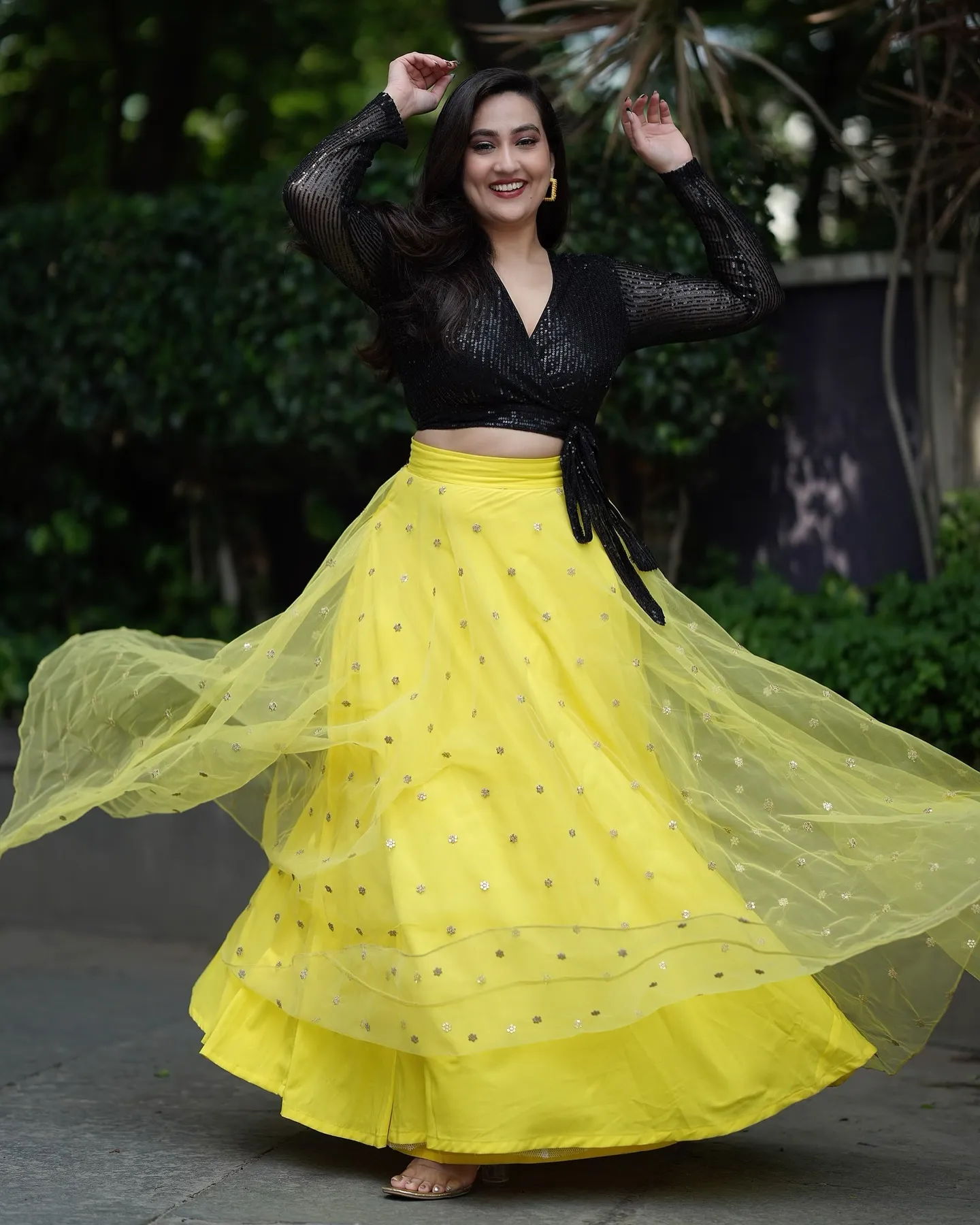 INDIAN TV ANCHOR MANJUSHA STILLS IN BLACK CHOLI YELLOW LEHENGA 2